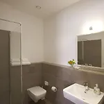 Huettenpalast מלון 3*